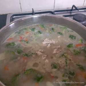 Chicken Broccoli Soup / Healthy Chicken Broccoli Soup
