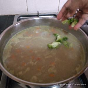 Chicken Broccoli Soup / Healthy Chicken Broccoli Soup