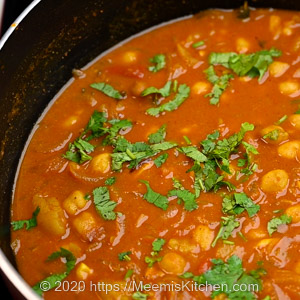 Chana Aloo Masala/ Chickpeas and Potato curry - MeemisKitchen